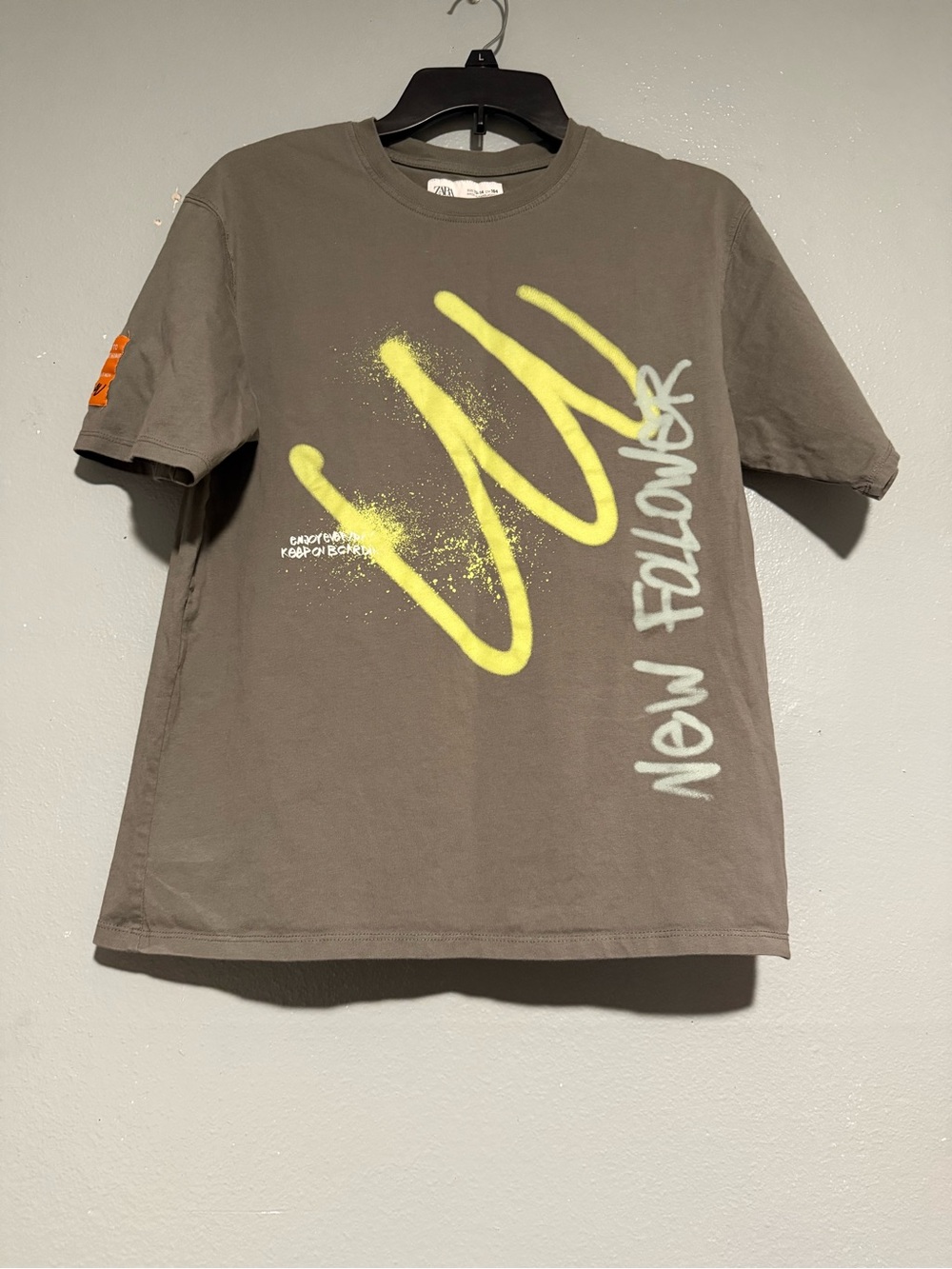 Zara New Followers Short-Sleeve Graphic Tee in Gray/yellow accent size (13-14)
